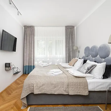 Modern Near Metro Apartment *