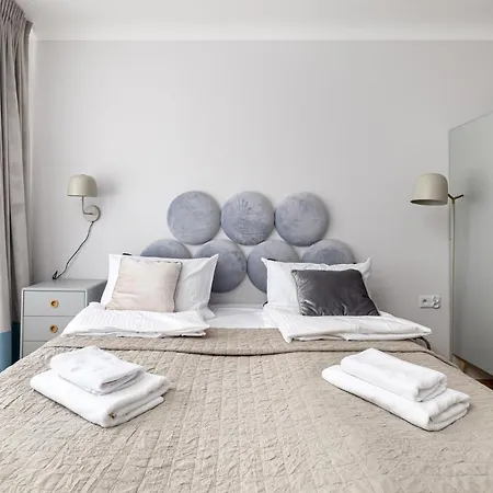 Modern Near Metro Apartment